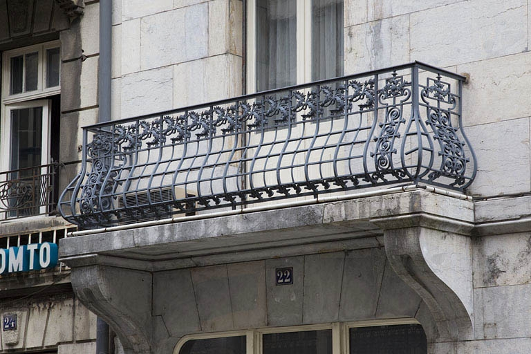 Façade latérale gauche : détail du balcon du premier étage. © Yves Sancey / Région Bourgogne-Franche-Comté, Inventaire du patrimoine - 2011