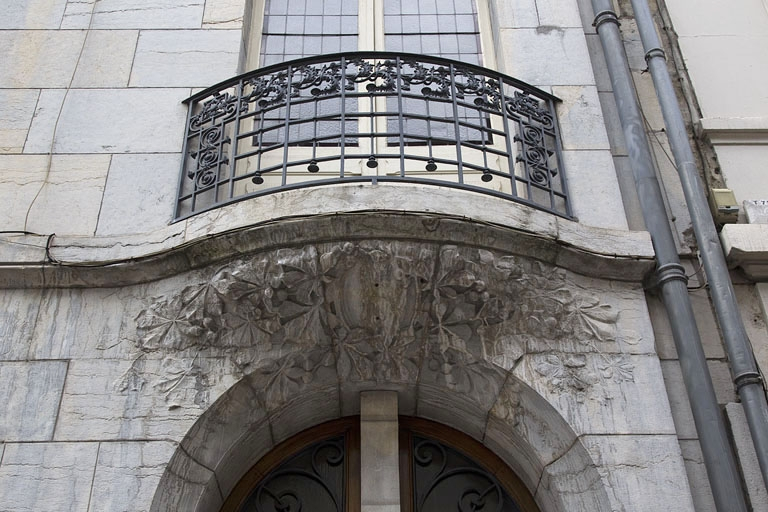 Détail du balcon au-dessus de la porte d'entrée, rue de la République. © Yves Sancey / Région Bourgogne-Franche-Comté, Inventaire du patrimoine - 2011