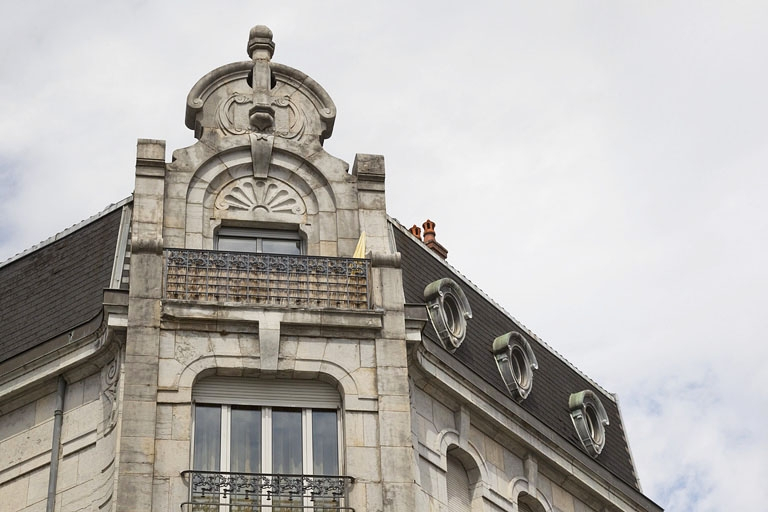 Détail de la partie supérieure de la façade d'angle. © Yves Sancey / Région Bourgogne-Franche-Comté, Inventaire du patrimoine - 2011