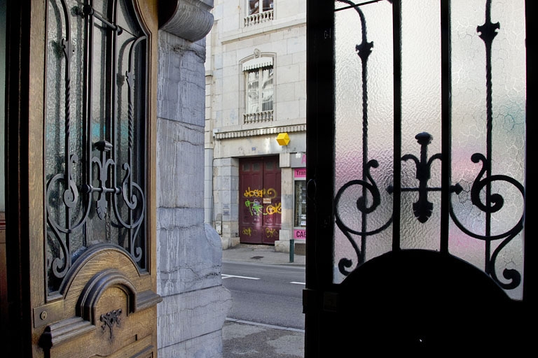 Détail du décor en ferronnerie de la porte d'entrée, depuis l'intérieur. © Yves Sancey / Région Bourgogne-Franche-Comté, Inventaire du patrimoine - 2011