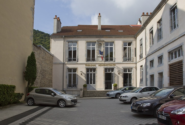 Vue d'ensemble du logis principal depuis l'entrée de la cour. © Yves Sancey / Région Bourgogne-Franche-Comté, Inventaire du patrimoine - 2011