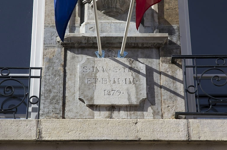Façade antérieure, niche : détail de l'inscription et de la date. © Yves Sancey / Région Bourgogne-Franche-Comté, Inventaire du patrimoine - 2011