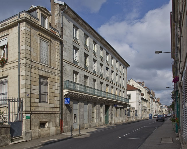 Vue d'ensemble depuis la rue, de trois quarts gauche. © Yves Sancey / Région Bourgogne-Franche-Comté, Inventaire du patrimoine - 2011