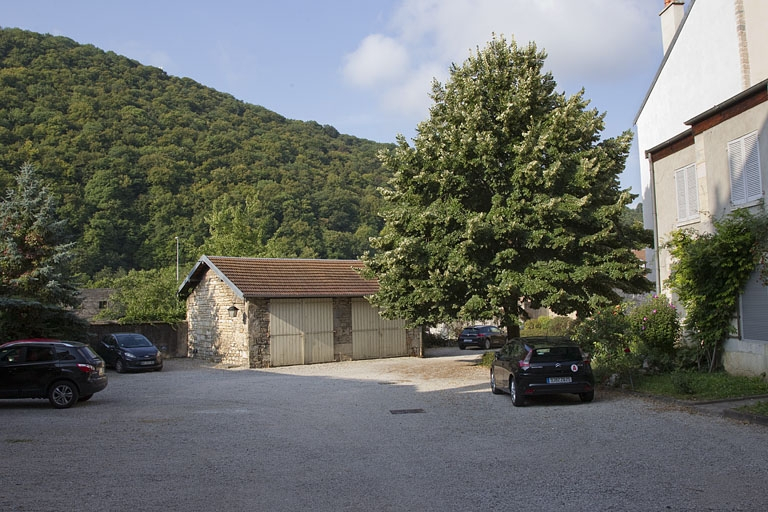 Cour : bâtiment des anciennes remises, de trois quarts gauche. © Yves Sancey / Région Bourgogne-Franche-Comté, Inventaire du patrimoine - 2011