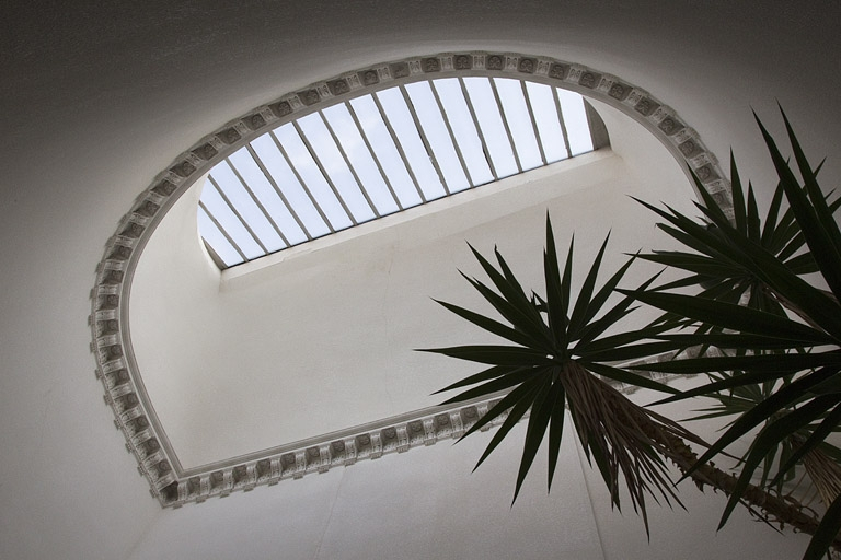 Intérieur : vue d'ensemble du plafond et de la verrière de la cage d'escalier. © Yves Sancey / Région Bourgogne-Franche-Comté, Inventaire du patrimoine - 2011