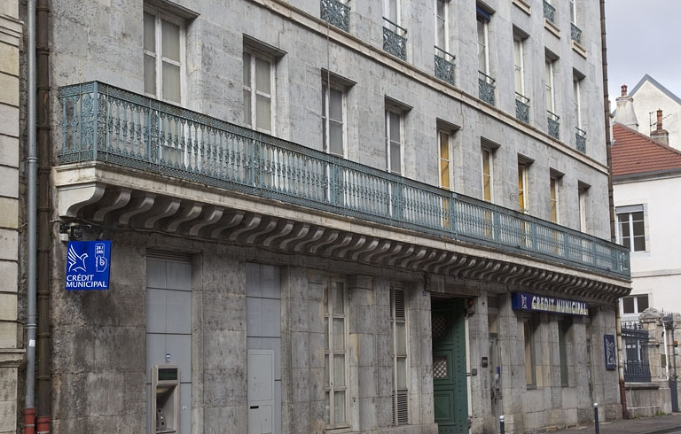 Façade antérieure, premier étage : vue d'ensemble du balcon filant. © Yves Sancey / Région Bourgogne-Franche-Comté, Inventaire du patrimoine - 2011