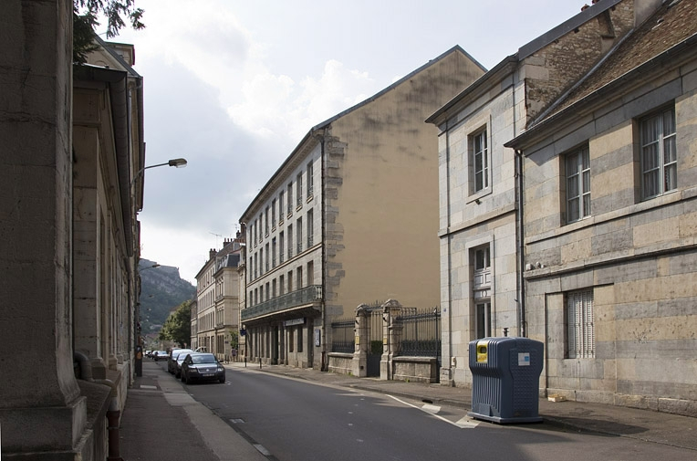 Vue d'ensemble éloignée depuis la rue : de trois quarts droit. © Yves Sancey / Région Bourgogne-Franche-Comté, Inventaire du patrimoine - 2011