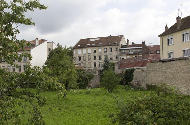 Vue d'ensemble éloignée de la façade postérieure : de trois quarts droit. © Yves Sancey / Région Bourgogne-Franche-Comté, Inventaire du patrimoine - 2011