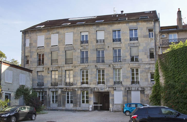 Vue d'ensemble de la façade postérieure depuis la cour. © Yves Sancey / Région Bourgogne-Franche-Comté, Inventaire du patrimoine - 2011