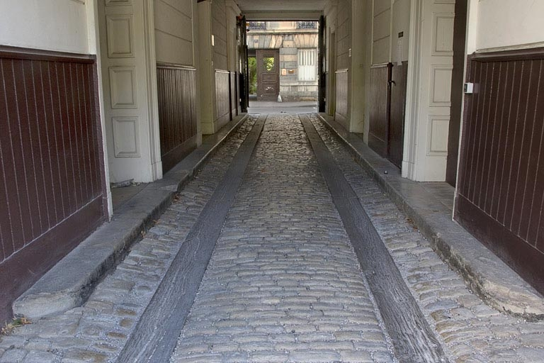 Vue d'ensemble du passage cocher depuis l'entrée. © Yves Sancey / Région Bourgogne-Franche-Comté, Inventaire du patrimoine - 2011