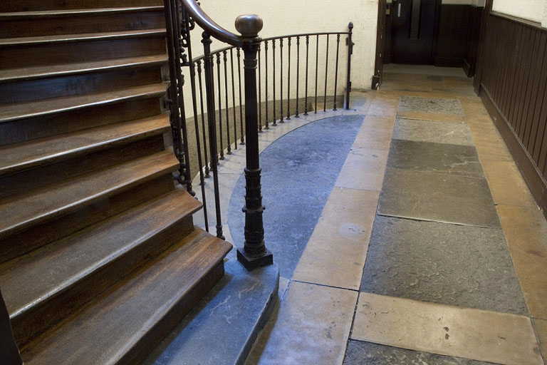 Intérieur, escalier : détail du sol en pierre. © Yves Sancey / Région Bourgogne-Franche-Comté, Inventaire du patrimoine - 2011