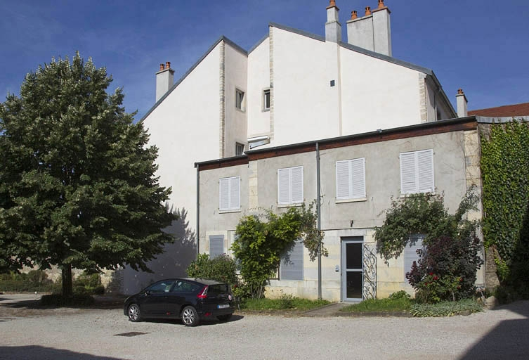 Bâtiment des anciennes écuries : vue d'ensemble, de trois quarts droit. © Yves Sancey / Région Bourgogne-Franche-Comté, Inventaire du patrimoine - 2011