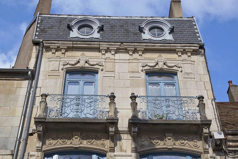 Deuxième logis secondaire, façade sur rue : vue du deuxième étage, de face. © Yves Sancey / Région Bourgogne-Franche-Comté, Inventaire du patrimoine - 2011