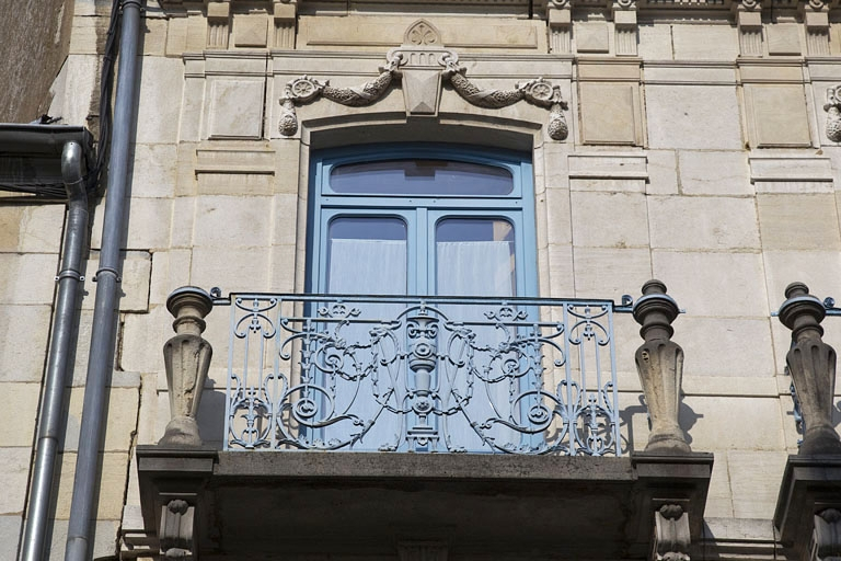 Deuxième logis secondaire, façade sur rue, deuxième étage : détail du balcon gauche. © Yves Sancey / Région Bourgogne-Franche-Comté, Inventaire du patrimoine - 2011