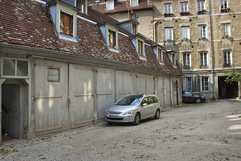 Bâtiment des écuries : vue d'ensemble, de trois quarts gauche. © Yves Sancey / Région Bourgogne-Franche-Comté, Inventaire du patrimoine - 2011