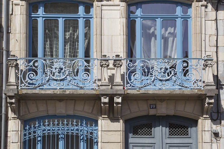 Deuxième logis secondaire, balcons du premier étage : détail des deux garde-corps. © Yves Sancey / Région Bourgogne-Franche-Comté, Inventaire du patrimoine - 2011