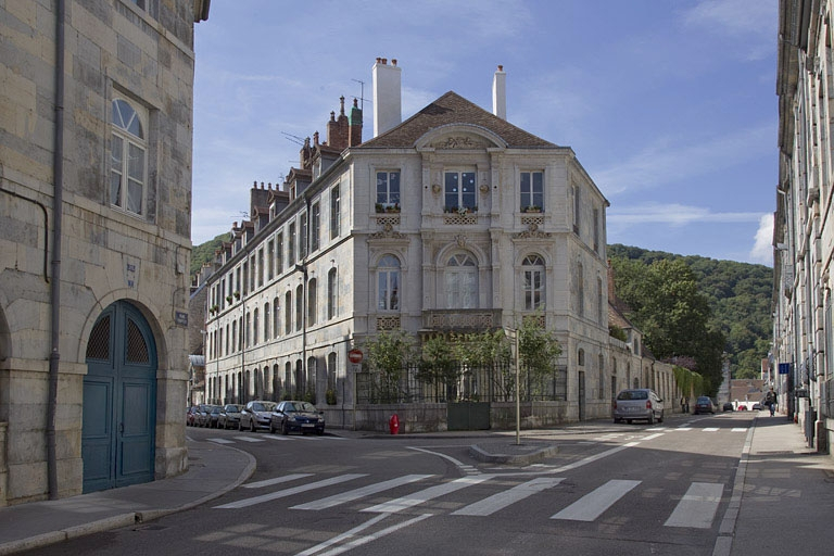 Vue d'ensemble éloignée depuis le carrefour des deux rues. © Yves Sancey / Région Bourgogne-Franche-Comté, Inventaire du patrimoine - 2011
