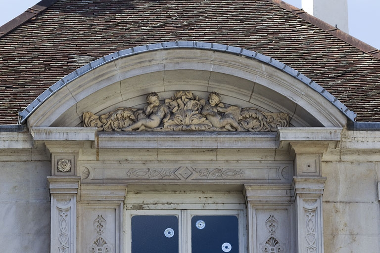 Façade d'angle, deuxième étage, baie centrale : détail du décor du fronton. © Yves Sancey / Région Bourgogne-Franche-Comté, Inventaire du patrimoine - 2011