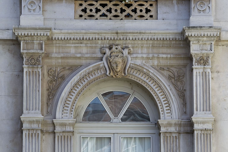 Façade d'angle, rez-de-chaussée : détail du décor, partie supérieure d'une baie. © Yves Sancey / Région Bourgogne-Franche-Comté, Inventaire du patrimoine - 2011