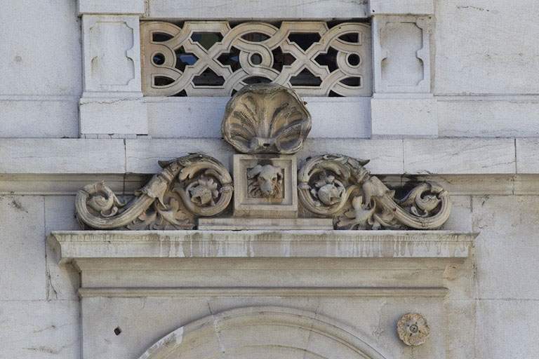 Façade d'angle, premier étage : détail du décor sur l'entablement d'une fenêtre. © Yves Sancey / Région Bourgogne-Franche-Comté, Inventaire du patrimoine - 2011