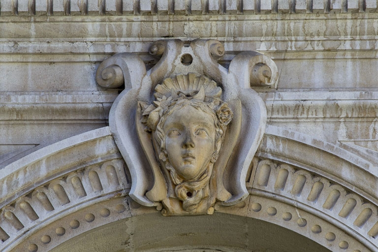 Façade d'angle, rez-de-chaussée, baie centrale, détail du décor de la clé de l'arc : tête de femme. © Yves Sancey / Région Bourgogne-Franche-Comté, Inventaire du patrimoine - 2011