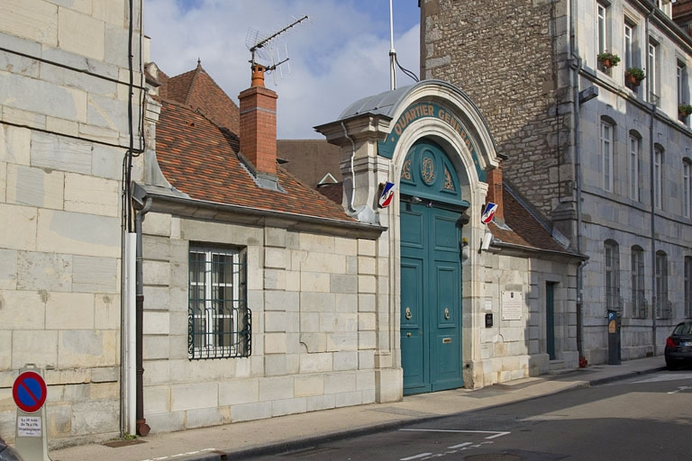 Vue du portail dans clôture : de trois quarts gauche. © Yves Sancey / Région Bourgogne-Franche-Comté, Inventaire du patrimoine - 2011