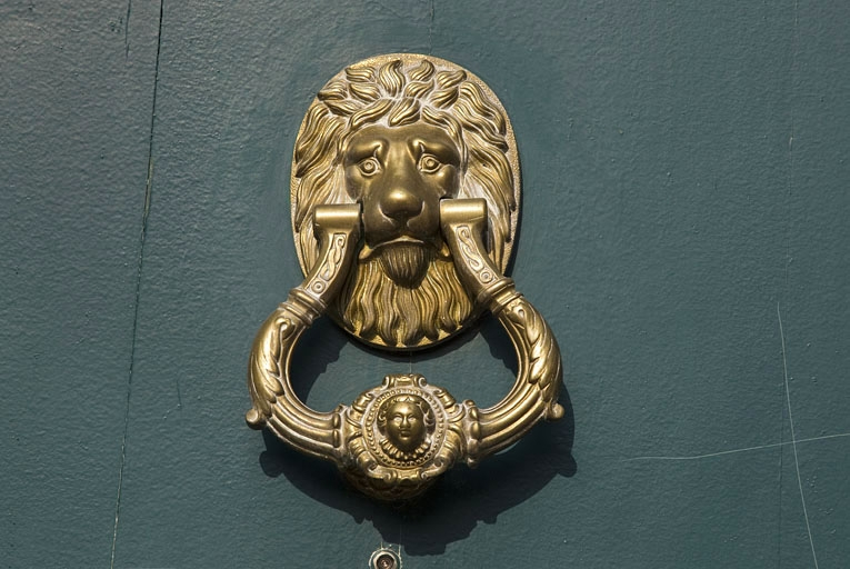 Vue du portail dans clôture : détail du heurtoir. © Yves Sancey / Région Bourgogne-Franche-Comté, Inventaire du patrimoine - 2011