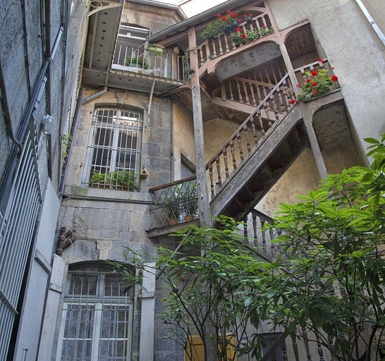 Vue d'ensemble de l'escalier à cage ouverte sur cour : de trois quarts droit. © Yves Sancey / Région Bourgogne-Franche-Comté, Inventaire du patrimoine - 2011