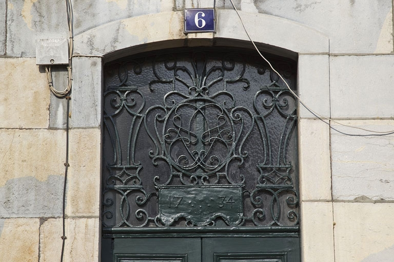 Façade antérieure : détail du dessus de porte en ferronnerie. © Yves Sancey / Région Bourgogne-Franche-Comté, Inventaire du patrimoine - 2011