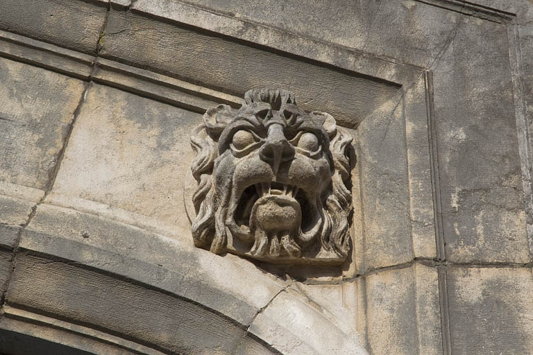 Portail d'entrée, partie supérieure : détail du mufle de lion droit. © Yves Sancey / Région Bourgogne-Franche-Comté, Inventaire du patrimoine - 2011