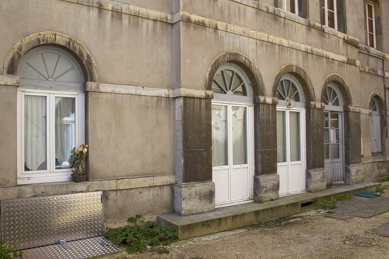 Logis principal, façade antérieure, détail du rez-de-chaussée : de trois quarts gauche. © Yves Sancey / Région Bourgogne-Franche-Comté, Inventaire du patrimoine - 2011
