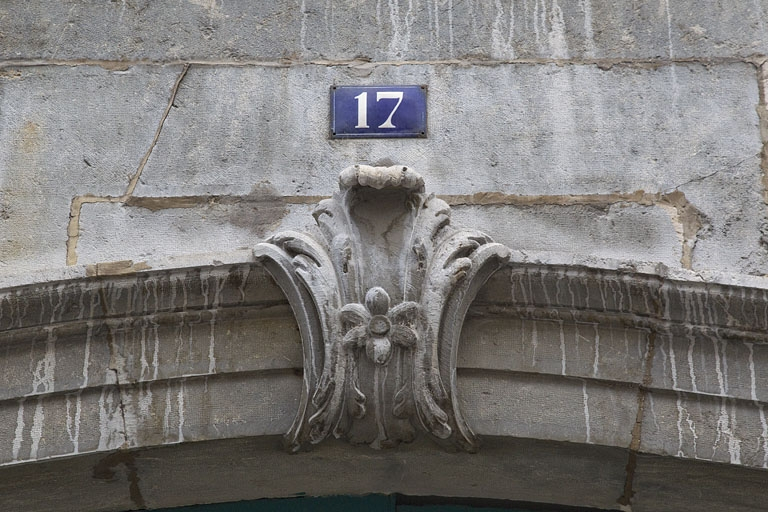 Logis principal, façade antérieure : détail de la clé du portail d'entrée. © Yves Sancey / Région Bourgogne-Franche-Comté, Inventaire du patrimoine - 2011