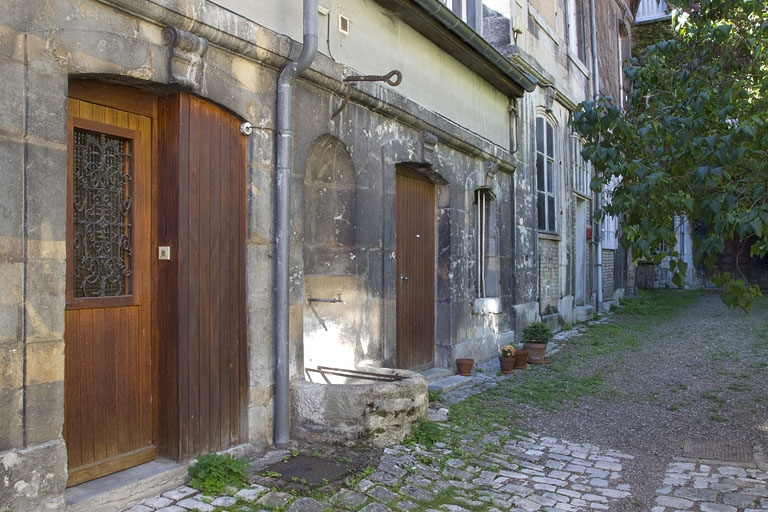 Deuxième cour : détail du puits dans le mur des communs. © Yves Sancey / Région Bourgogne-Franche-Comté, Inventaire du patrimoine - 2011