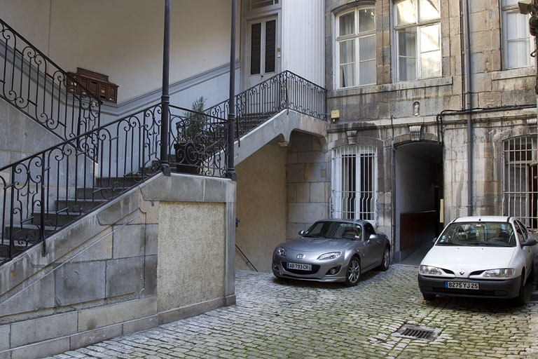 Départ de l'escalier à cage ouverte : de trois quarts gauche. © Yves Sancey / Région Bourgogne-Franche-Comté, Inventaire du patrimoine - 2011