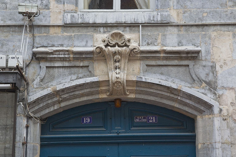 Logis principal, façade antérieure : détail de l'arc couvrant le portail d'entrée. © Yves Sancey / Région Bourgogne-Franche-Comté, Inventaire du patrimoine - 2011