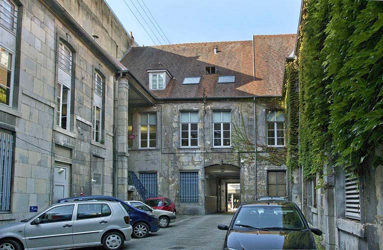 Vue d'ensemble de la première cour depuis le fond. © Yves Sancey / Région Bourgogne-Franche-Comté, Inventaire du patrimoine - 2011