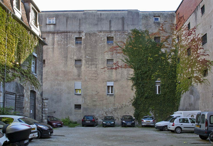 vue d'ensemble de la deuxième cour depuis l'entrée. © Yves Sancey / Région Bourgogne-Franche-Comté, Inventaire du patrimoine - 2011