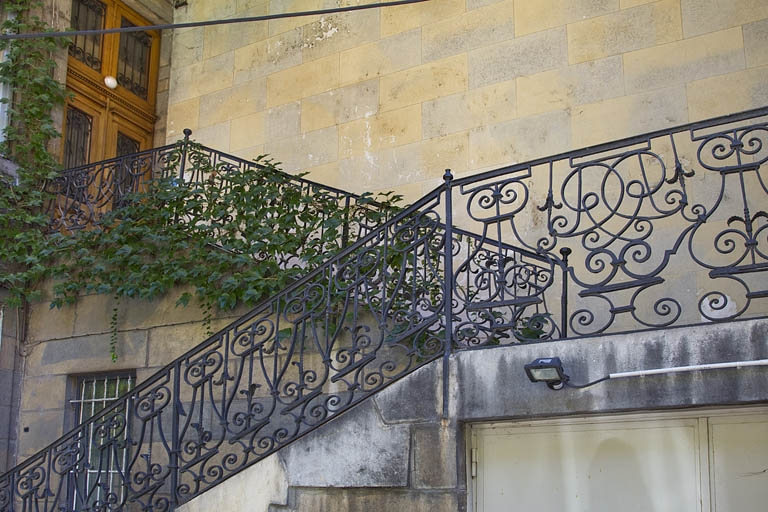Aile droite, deuxième escalier à cage ouverte : détail de la rampe en fer forgé. © Yves Sancey / Région Bourgogne-Franche-Comté, Inventaire du patrimoine - 2011