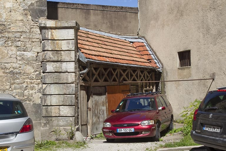 Deuxième cour : vue d'ensemble du bûcher, de trois quarts gauche. © Yves Sancey / Région Bourgogne-Franche-Comté, Inventaire du patrimoine - 2011