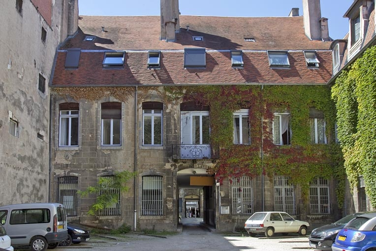Logis secondaire : vue d'ensemble de la façade postérieure, de face. © Yves Sancey / Région Bourgogne-Franche-Comté, Inventaire du patrimoine - 2011