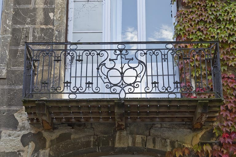 Logis secondaire, façade postérieure : détail du balcon en ferronnerie. © Yves Sancey / Région Bourgogne-Franche-Comté, Inventaire du patrimoine - 2011
