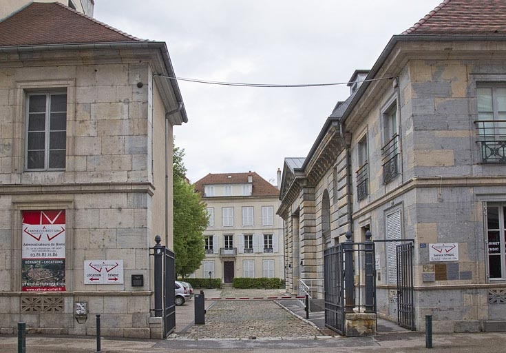 Orangerie : vue d'ensemble de face depuis la rue. © Yves Sancey / Région Bourgogne-Franche-Comté, Inventaire du patrimoine - 2011