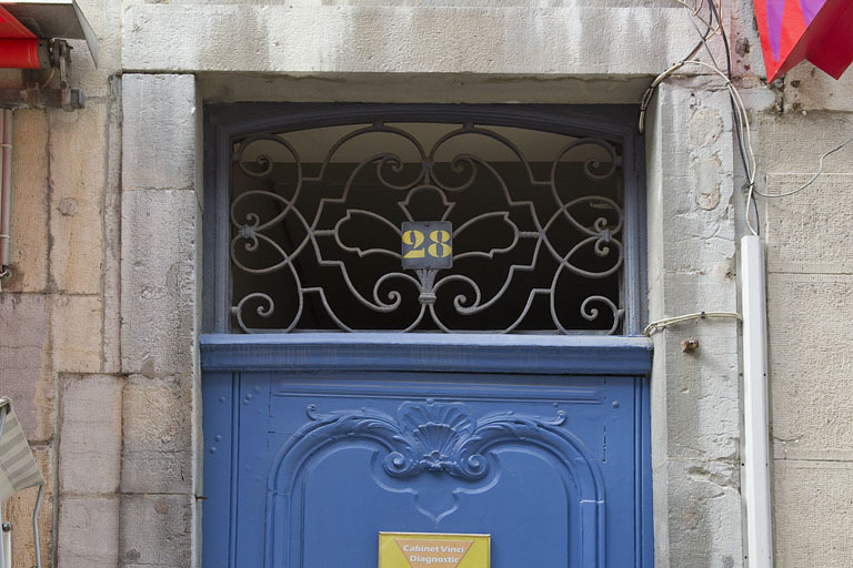 Façade antérieure de logis principal, porte du couloir : détail du dessus de porte en ferronnerie. © Yves Sancey / Région Bourgogne-Franche-Comté, Inventaire du patrimoine - 2011