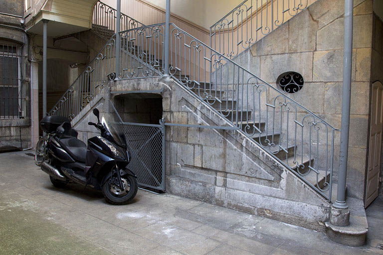 Vue des premières volées de l'escalier à cage ouverte, de trois quarts droit. © Yves Sancey / Région Bourgogne-Franche-Comté, Inventaire du patrimoine - 2011