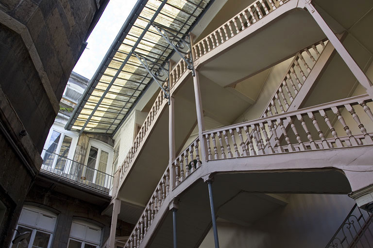 Escalier à cage ouverte, partie supérieure : de trois quarts droit. © Yves Sancey / Région Bourgogne-Franche-Comté, Inventaire du patrimoine - 2011