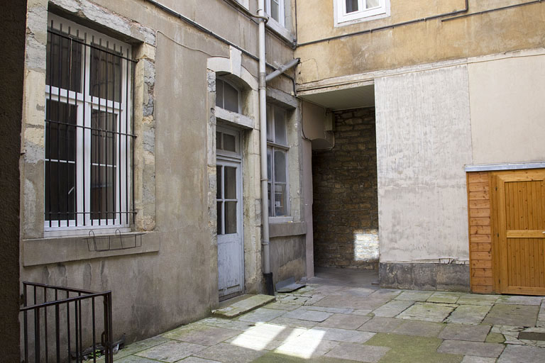 Vue du rez-de-chaussée des logis secondaires depuis le fond de la deuxième cour. © Yves Sancey / Région Bourgogne-Franche-Comté, Inventaire du patrimoine - 2011