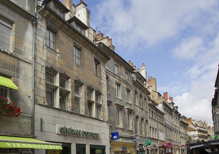 Vue d'ensemble éloignée depuis la rue : de trois quarts gauche. © Yves Sancey / Région Bourgogne-Franche-Comté, Inventaire du patrimoine - 2011