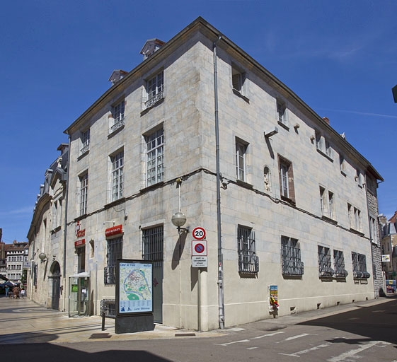 Logis principal : vue d'ensemble depuis l'angle des deux rues. © Yves Sancey / Région Bourgogne-Franche-Comté, Inventaire du patrimoine - 2011