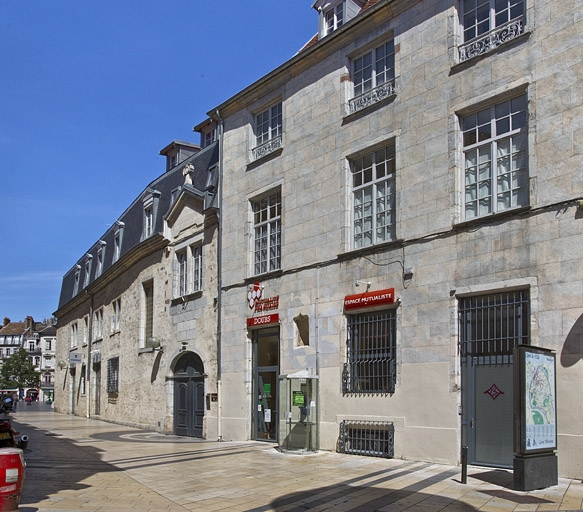 Logis principal : vue d'ensemble de la façade antérieure, de trois quarts droit. © Yves Sancey / Région Bourgogne-Franche-Comté, Inventaire du patrimoine - 2011