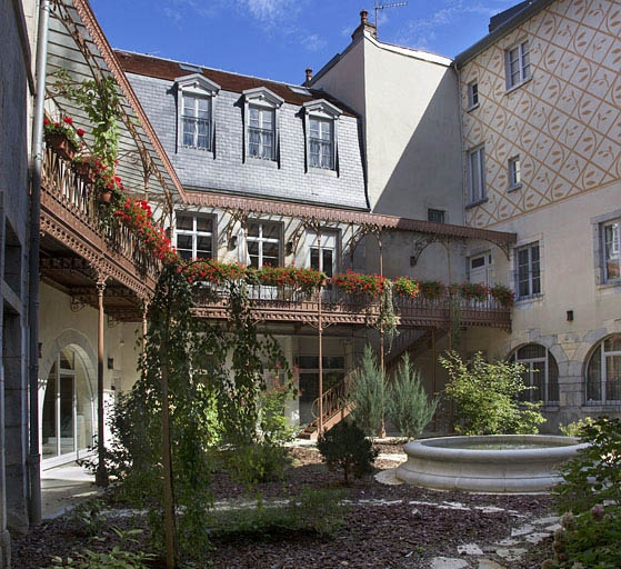 Logis principal : vue des façades depuis le fond de la cour. © Yves Sancey / Région Bourgogne-Franche-Comté, Inventaire du patrimoine - 2011